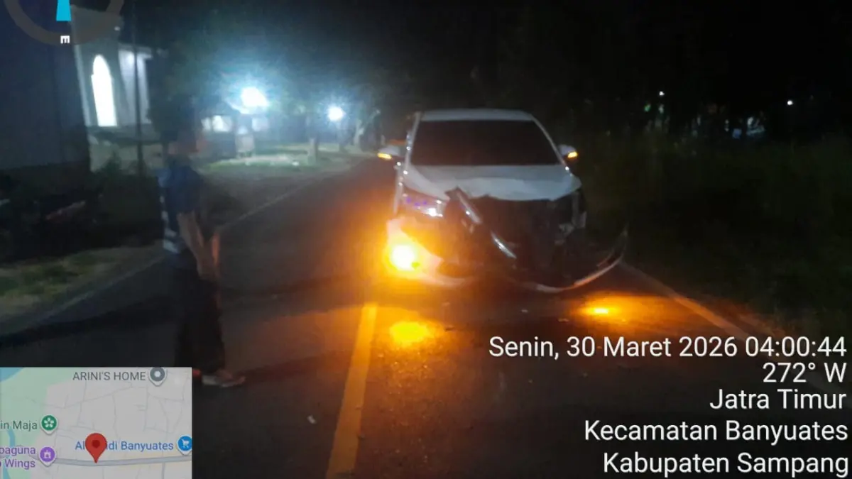 RUSAK PARAH: Warga sedang berada di sekitar mobil Toyota Innova yang terlibat laka lantas di jalan raya Desa Jatra Timur, Kecamatan Banyuates, Sampang, Senin (30/3).
