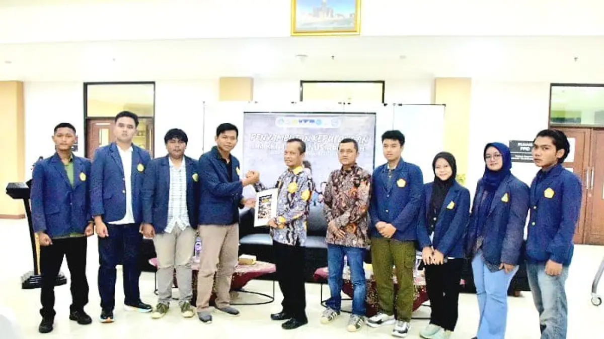 TUNTAS: Rektor UTM Prof &nbsp;Safi’ menyambut langsung tim KKNT Kemanusiaan di Desa Paya Rabo Lhok, Aceh Utara di lantai 1 gedung rektorat Selasa (31/3). (UTM UNTUK JPRM)