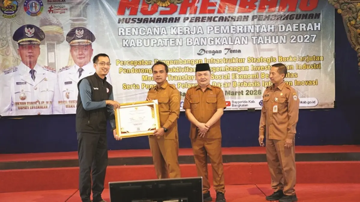 APRESIASI: Bupati Bangkalan Lukman Hakim didampingi Wabup Moch. Fauzan Ja’far saat penyerahan penghargaan OPD terinovatif kepada Direktur RSUD Syamrabu Farhat Surya Ningrat setelah pembukaan Musrenbang RKPD 2027 di Pendopo Pratanu Selasa (31/3). (PROKOPIM UNTUK JPRM)