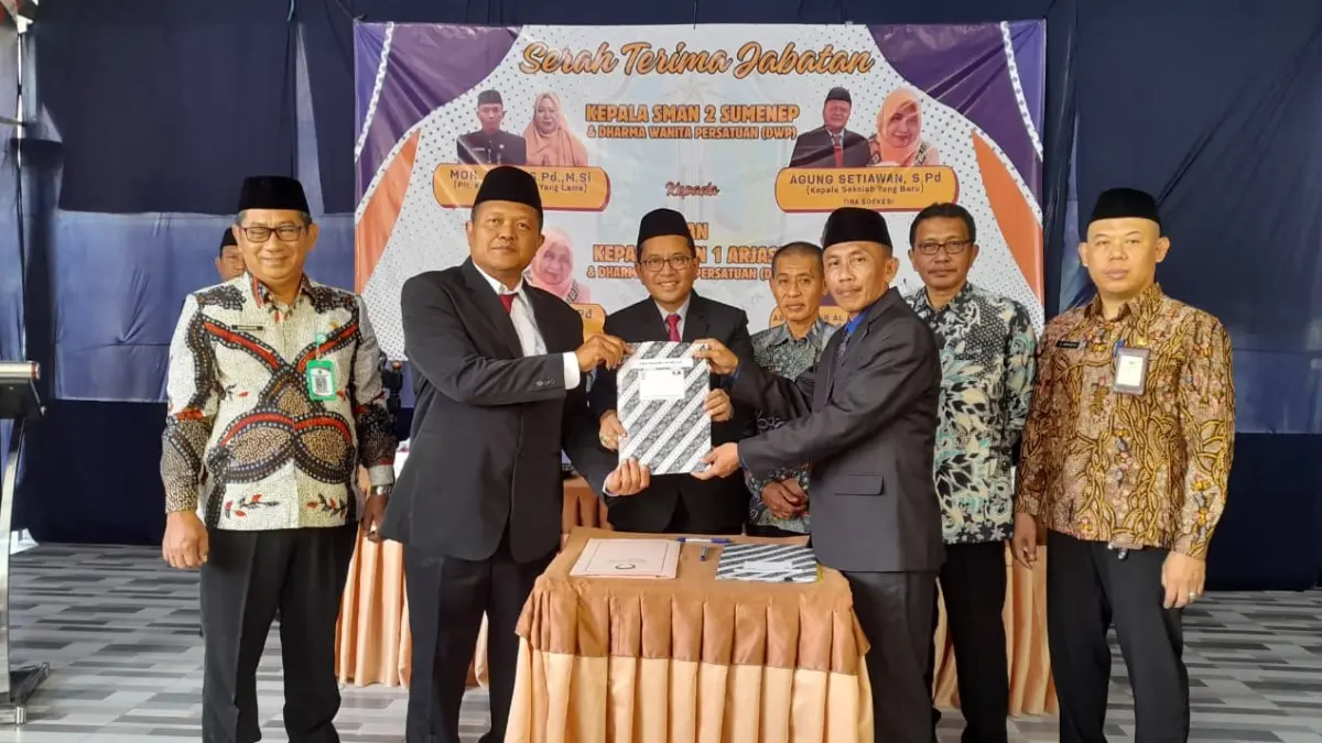 AKRAB: Kacabdindik Jatim Wilayah Sumenep Rusliy menyaksikan sertijab Plt Kepala SMAN 2 Sumenep dari Moh. Tahir, S.Pd., M.Si kepada Agung Setiawan, S.Pd (dua dari kiri) kemarin (31/3).
