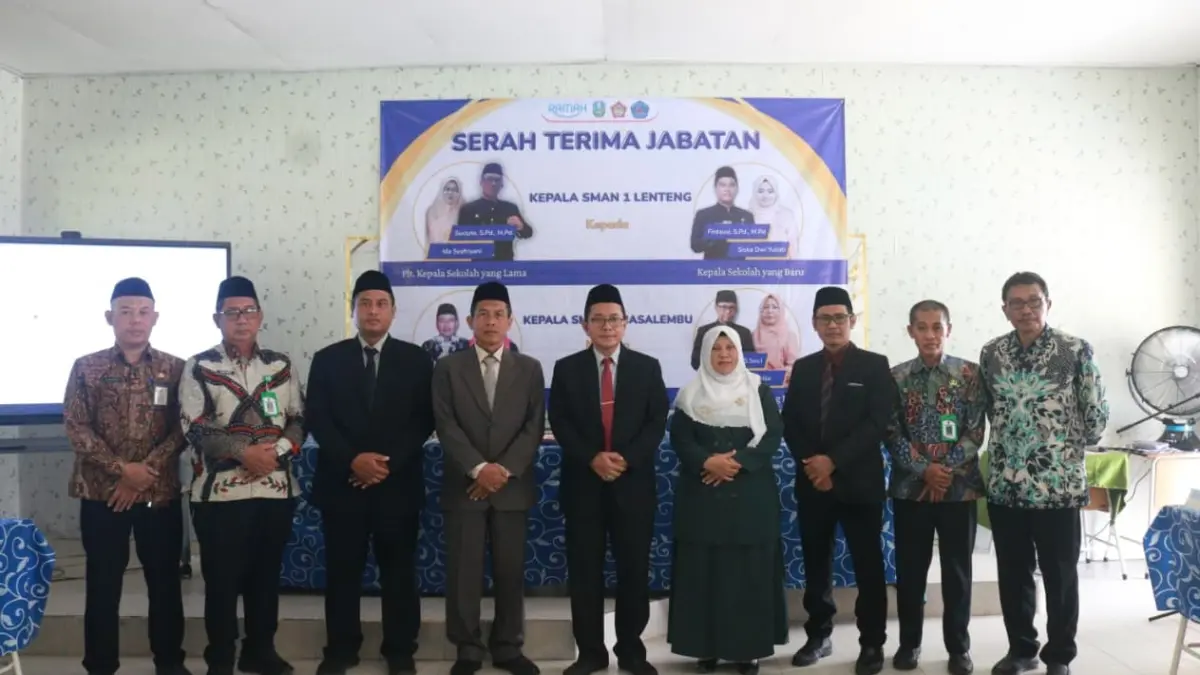 AKRAB: Kacabdindik Jatim Wilayah Sumenep Rusliy (tengah) berfoto bersama dengan Kepala SMAN 1 Masalembu Ach. Wadih (tiga dari kanan), Kepala SMAN 1 Lenteng Firdausi (tiga dari kiri) saat sertijab di SMAN 1 Lenteng, Selasa (31/3).&nbsp;