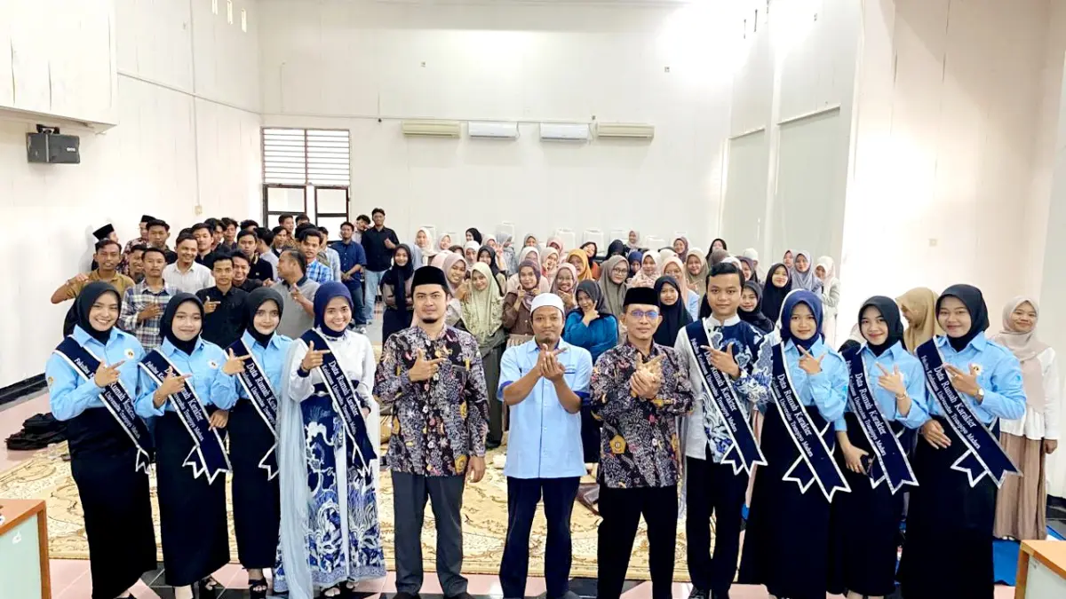 BERBAGI PENGETAHUAN: Pakar Hukum Islam Universiti Malaya, Imamuddin, Lc., MSh., PhD., (kopiah putih) berfoto bersama peserta kuliah tamu di Aula RKB C UTM, Selasa (31/3). (UTM UNTUK JPRM)