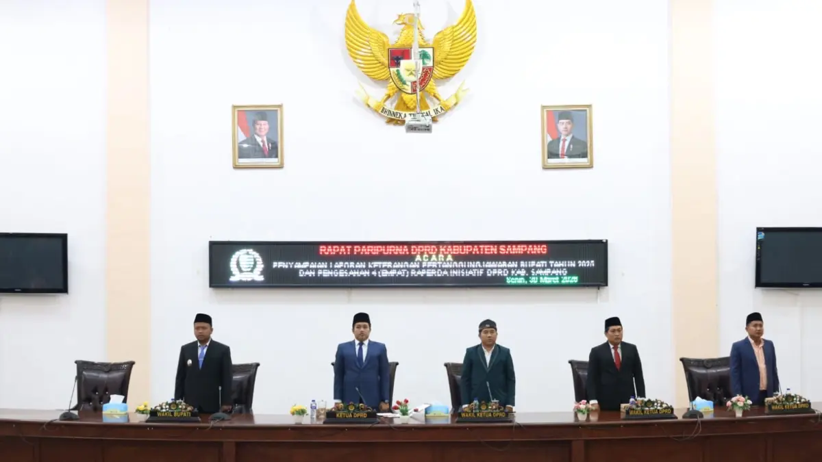 BERJEJER: Wabup Ahmad Mahfudz (kiri) dan Ketua DPRD Sampang Rudi Kurniawan (dua dari kiri) didampingi pimpinan dewan lainnya mengikuti rapat paripurna di kantor DPRD Sampang, Senin (30/3).