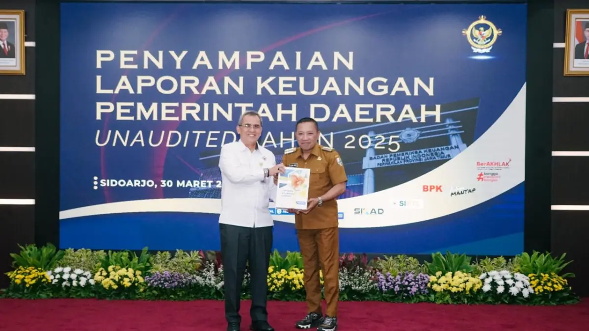 BERTANGGUNG JAWAB: Bupati Sampang Slamet Junaidi menyampaikan LKPD Tahun Anggaran 2025 pada BPKP Jawa Timur di Sidoarjo, Senin (30/3).