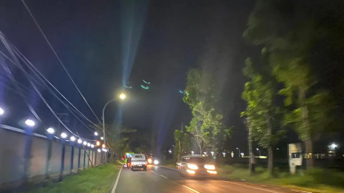 BUTUH PENERANGAN: Pengendara motor melintas di Jalan Raya Jrengik, Sampang, Senin (30/3).