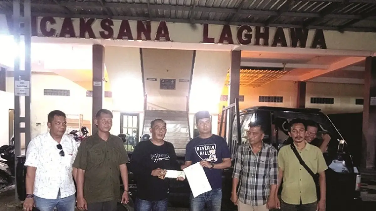 DISERAHKAN: KBO Satreskrim Polres Sampang Ipda Paundra Kinan Aditama menyerahkan BB mobil pikap yang berhasil diamankan di wilayah hukum Polres Sampang, Sabtu (28/3) malam. (POLRES SAMPANG UNTUK JPRM)