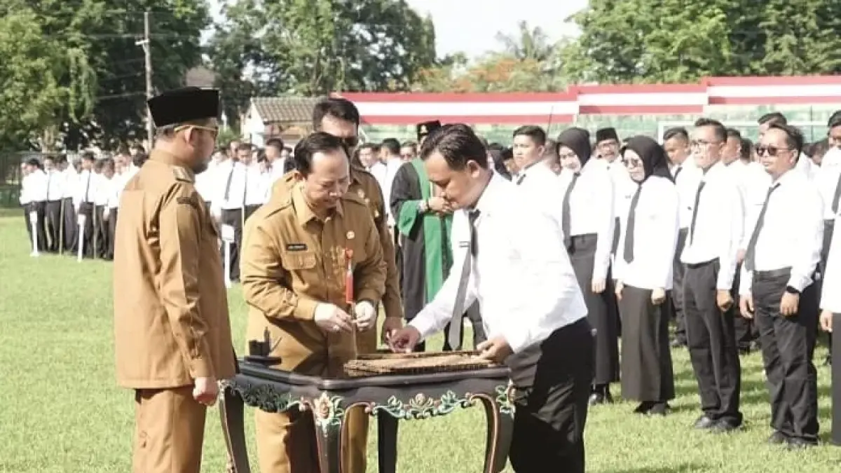 FOKUS: Bupati Achmad Fauzi Wongsojudo saat pengambilan sumpah dan pelantikan PPPK di GOR A. Yani Sumenep. (PROKOPIM UNTUK JPRM)