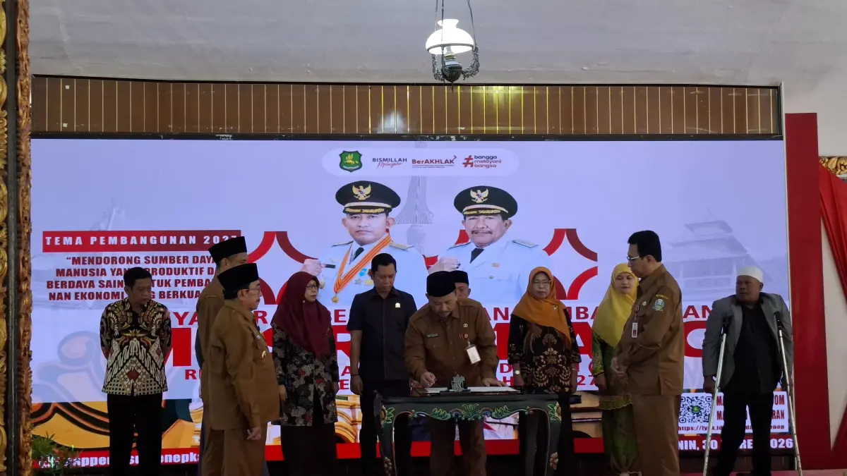 FOKUS: Kepala Bappeda Arif Firmanto menandatangani dokumen Musrenbang RKPD Sumenep 2027 disaksikan Wabup KH Imam Hasyim di Pendopo Agung Keraton Sumenep, Senin (30/3).