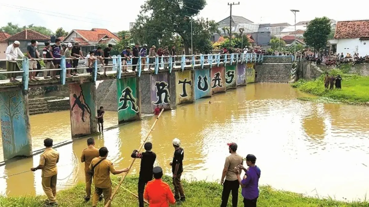 GENTING: Petugas dan warga melakukan penyisiran di sungai Kelurahan Tunjung, Kecamatan Burneh, Bangkalan, Selasa (31/3). (VIVIN AGUSTIN HARTONO/JPRM)