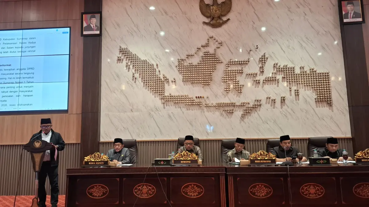 KOMPAK: Dari kiri, Wabup Imam Hasyim, Ketua DPRD Sumenep Zainal Arifin, Waka DPRD Sumenep Dul Siam, Indra Wahyudi, M. Syukri dalam rapat paripurna di DPRD Sumenep, Selasa (31/3).