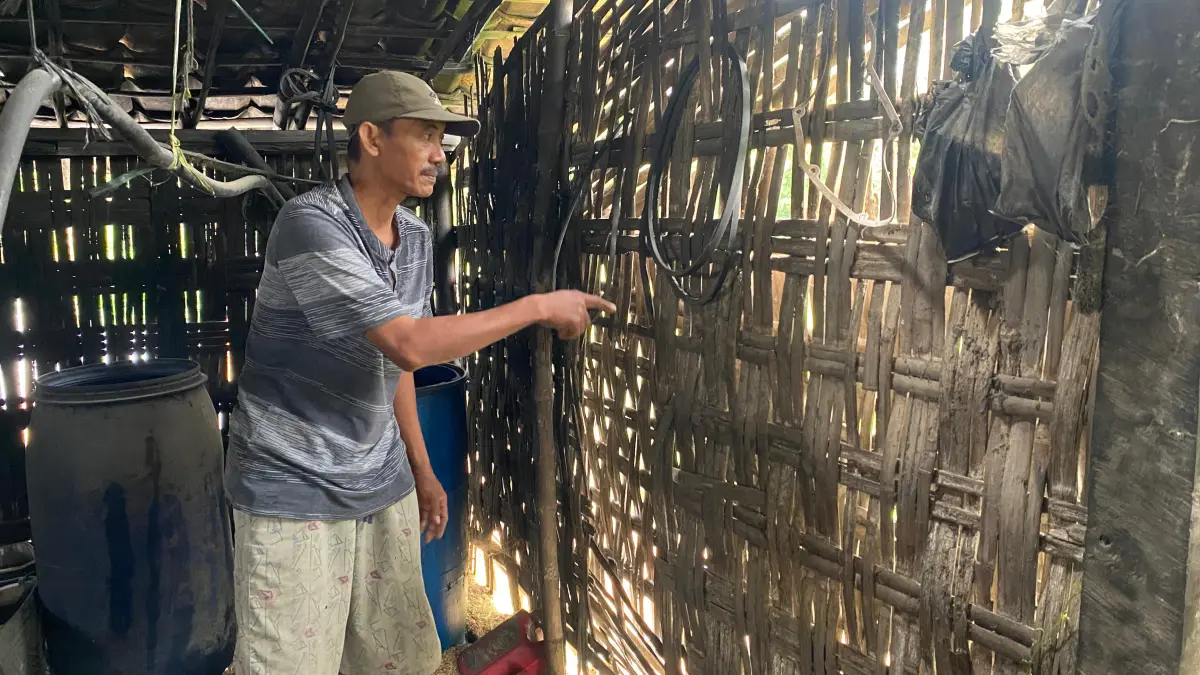 SERING KEMALINGAN: Korban Saifullah menunjukkan bekas gudang yang dibobol maling, Senin (9/2).