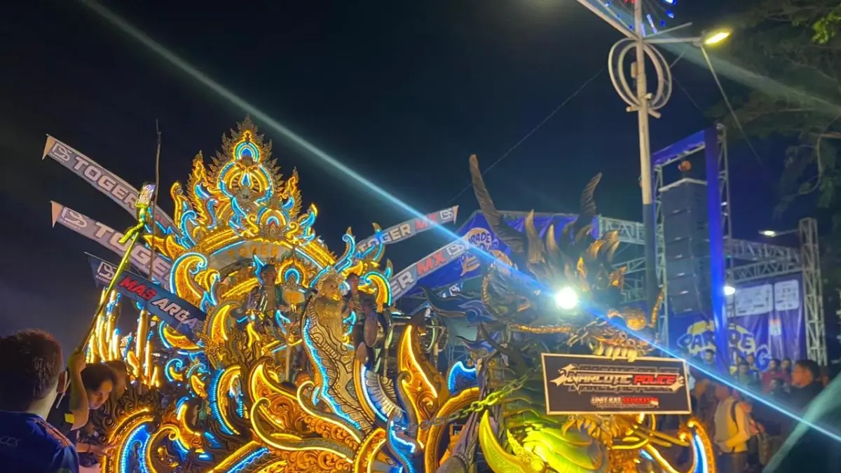 SPEKTAKULER: Penampilan peserta daul dug-dug di event Combodug Sampang, Sabtu (28/3).