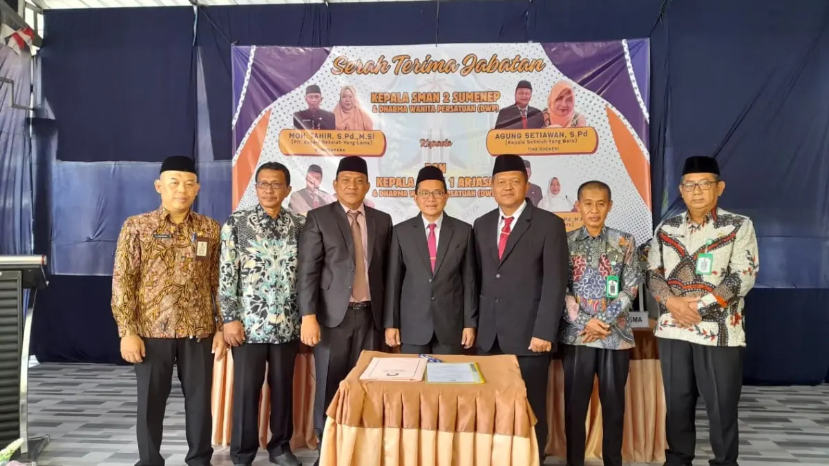 SUKSES: Kacabdindik Jatim Wilayah Sumenep Rusliy (tengah) berfoto bersama dengan kepala SMKN 1 Arjasa Abu Mansur Al Maturidi (tiga dari kiri) saat melaksanakan sertijab di SMAN 2 Sumenep, Selasa (31/3).