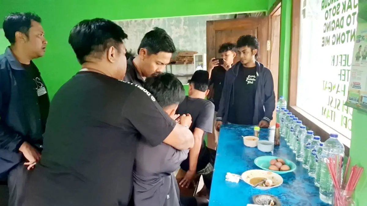 TAK BERKUTIK: Anggota Polsek Jrengik saat melakukan penangkapan terhadap AM dan AD di salah satu warung rujak di Jalan Raya Jrengik, Sampang, Senin (30/3). (HUMAS POLRES UNTUK JPRM)