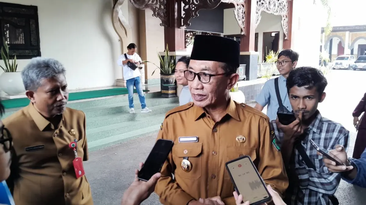 TEGAS: Bupati Pamekasan KH Kholilurrahman saat doorstop dengan media di Pendopo Ronggosukowati, Selasa (31/3).