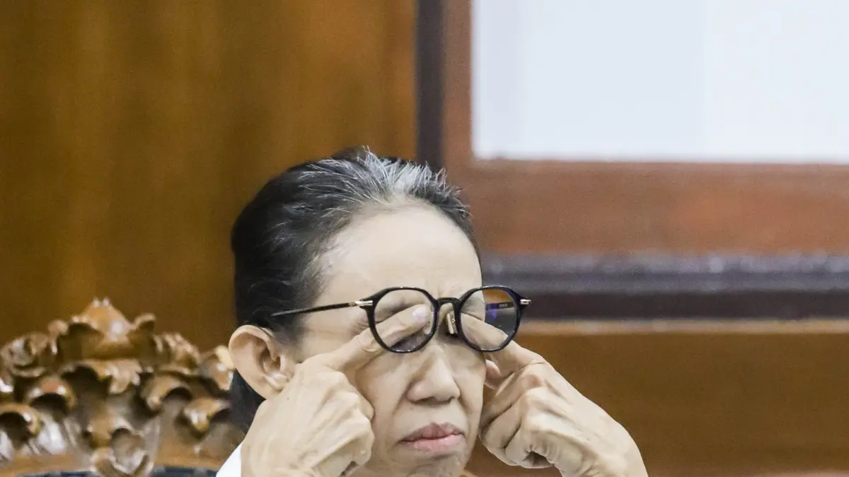 TETAP LANJUT: Nany Widjaja saat dimintai keterangan di PN Surabaya.