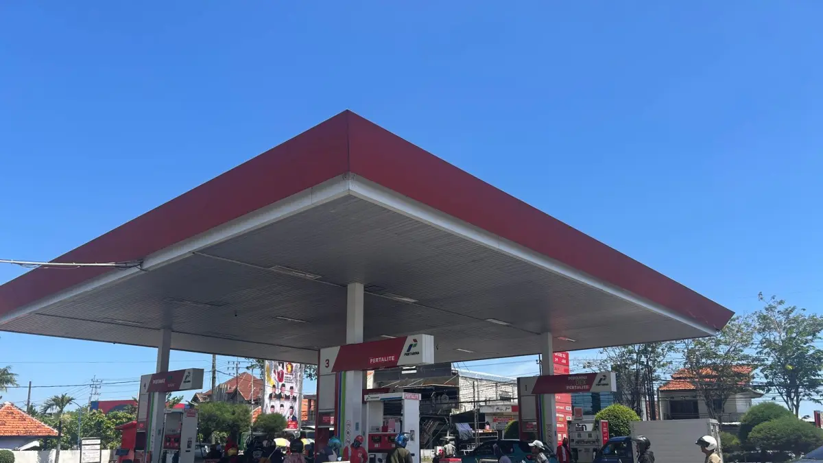 ANTRE: Pengendara sedang mengisi BBM di SPBU 54.692.02 di Jalan Jaksa Agung Suprapto, Sampang, Rabu (1/4).