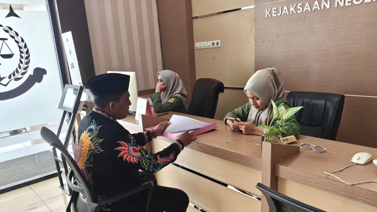 BERI KETERANGAN: Pelapor Achmad Salim saat berada di Kantor Kejari Pamekasan, Rabu (11/2).