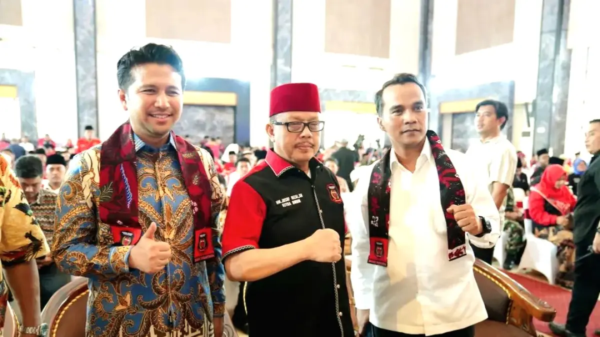 BERSINERGI: Bupati Bangkalan Lukman Hakim berfoto bersama dengan Wagub Jatim Emil Dardak saat menghadiri acara halalbihalal yang digelar Madas di Gedung Serbaguna Rato Ebuh, Rabu (1/4). (PROKOPIM UNTUK JPRM)