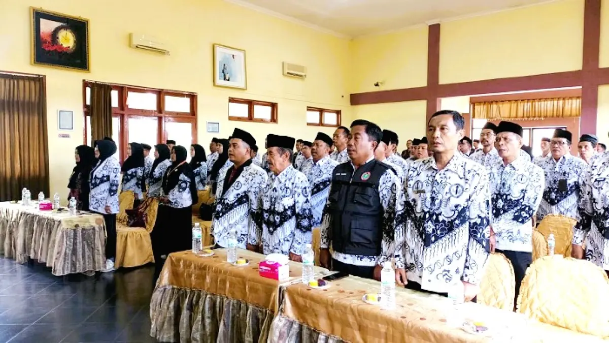 CINTA TANAH AIR: Peserta Konkerkab I PGRI Sumenep Masa Bakti XXIII Tahun 2025–2030 di Graha Kemahasiswaan Universitas PGRI menyanyikan lagu Indonesia Raya Kamis (2/4). (DOKUMEN PANITIA)