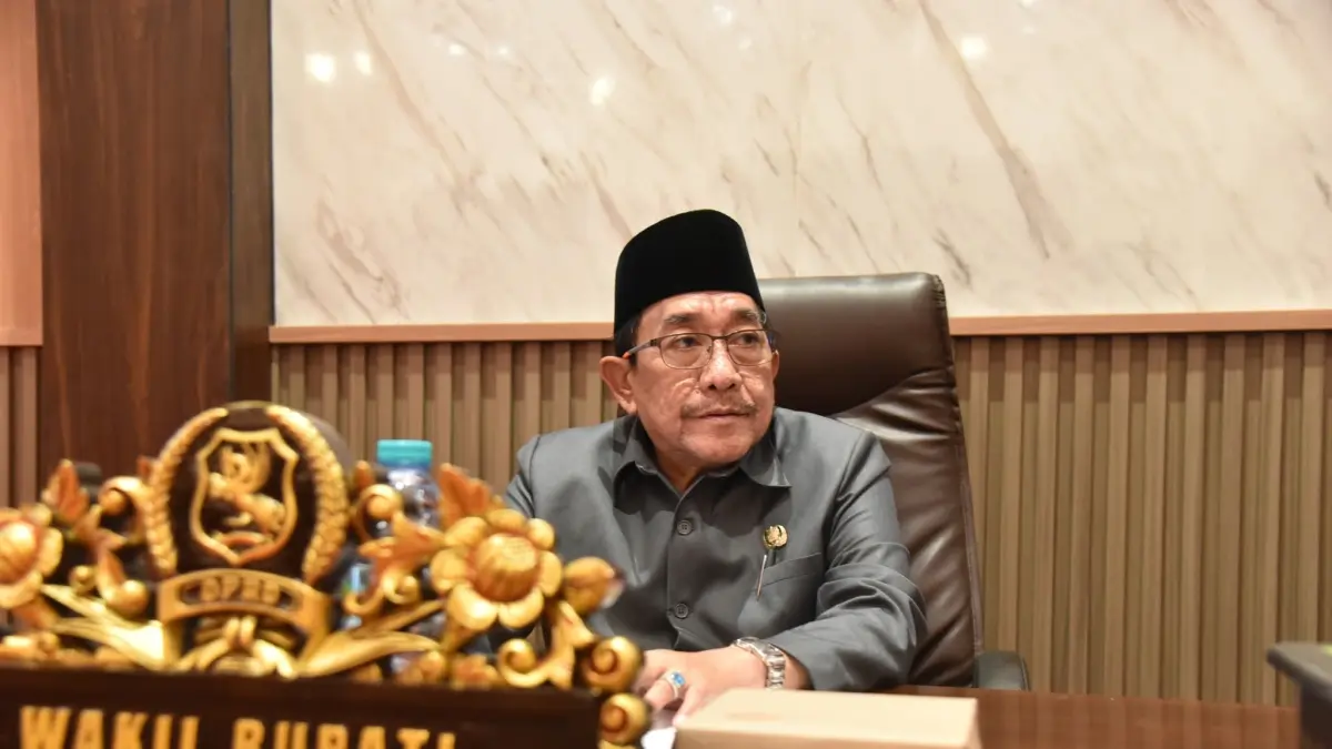 FOKUS: Wakil Bupati Sumenep Imam Hasyim saat menghadiri rapat paripurna penyampaian LKPJ di Ruang Paripurna DPRD Sumenep, Selasa (31/3).&nbsp;