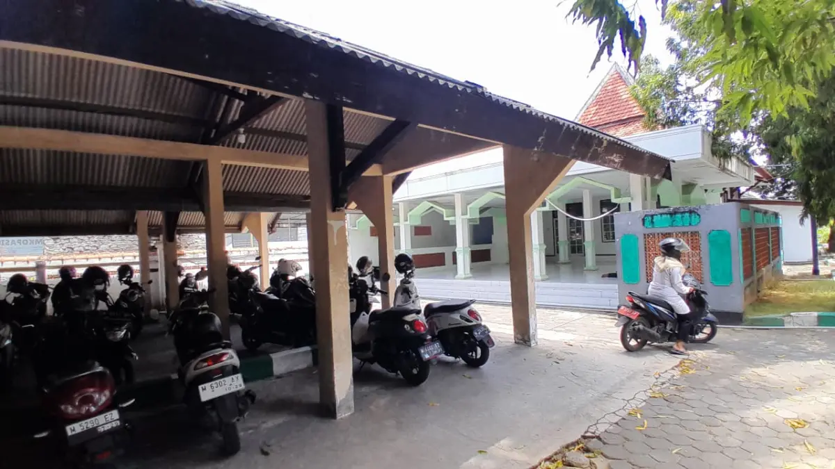 KHUSUS PEGAWAI: Sorang pegawai sedang berada di parkir milik Pemkab Pamekasan, Rabu (1/4).&nbsp;