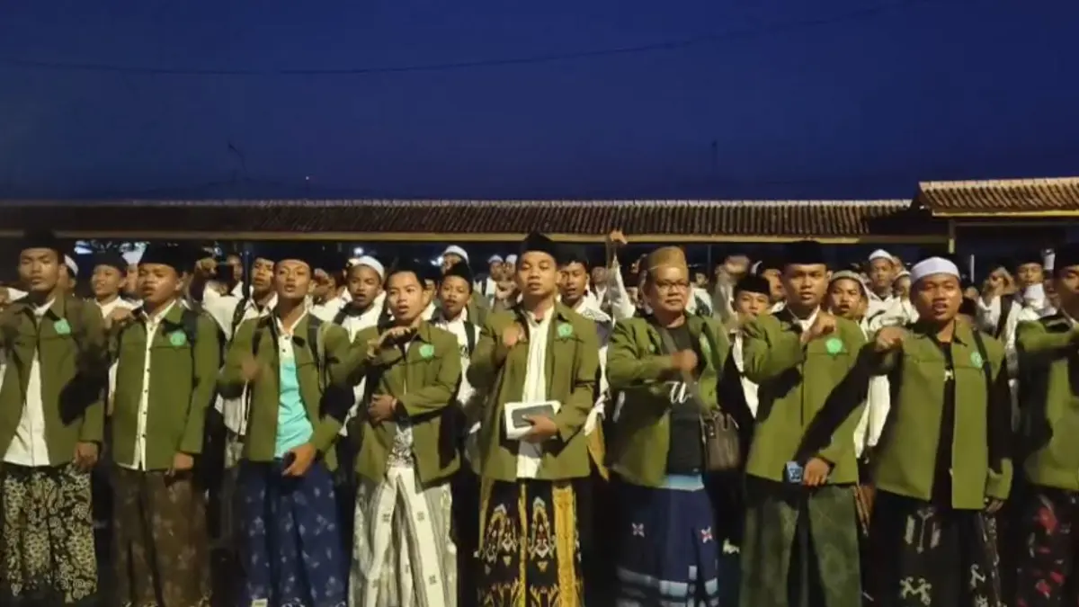 KOMPAK: Para santri sedang berkumpul di Pelabuhan Sapudi sebelum kembali ke pondok masing-masing pada Selasa (31/3).
