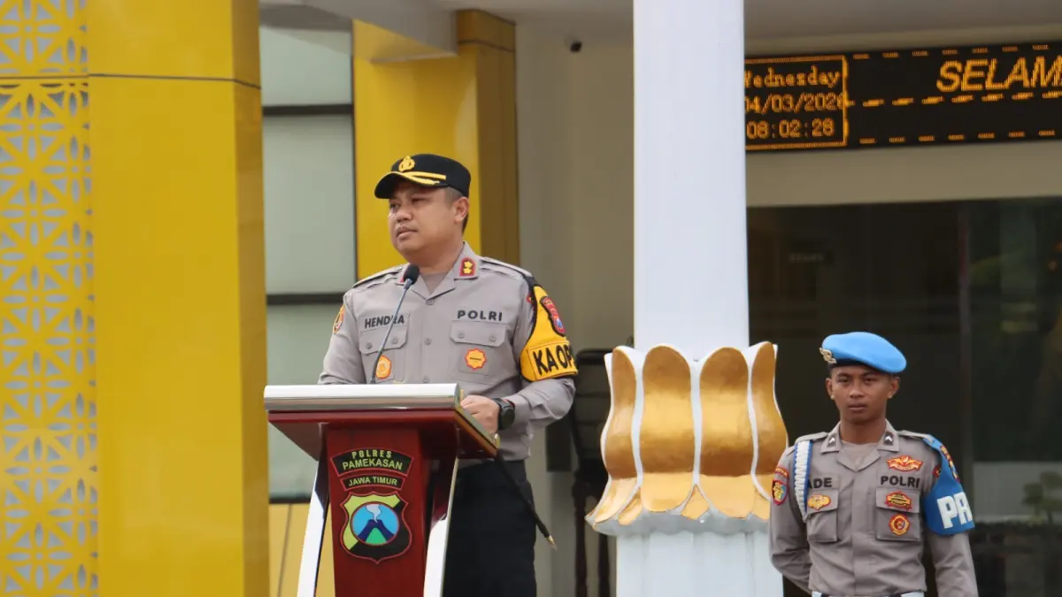 TEGAS: Kapolres Pamekasan AKBP Hendra Eko Triyulianto memimpin apel, Rabu (1/4).