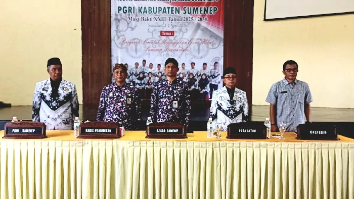 DEMI GENERASI EMAS: Sekkab Agus Dwi Saputra didampingi Kadispendik Moh. Iksan, Ketua PGRI Sumenep Karim, Wakil Sekretaris PGRI Jatim Tomo, dan perwakilan Kacabdindik Jatim Wilayah Sumenep M. Bahri Arofah menghadiri Konkerkab I PGRI Sumenep Masa Bakti XXIII Tahun 2025–2030 di Graha Kemahasiswaan Universitas PGRI Kamis (2/4). (DOKUMEN PANITIA)