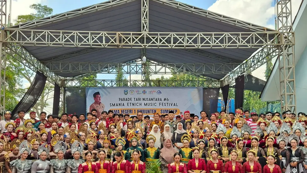 SUKSES: Kepala SMAN 1 Ambunten Drs Rafiudin, M.Pd (baju sakera) berfoto bersama dengan Kacabdindik Jatim Wilayah Sumenep Rusliy, S.Pd serta para siswa saat kegiatan Parade Tari Nusantara dan SMANIA Ethnic Music Festival di sekolah kemarin (2/4). (ACH. KURNIAWAN/JPRM)