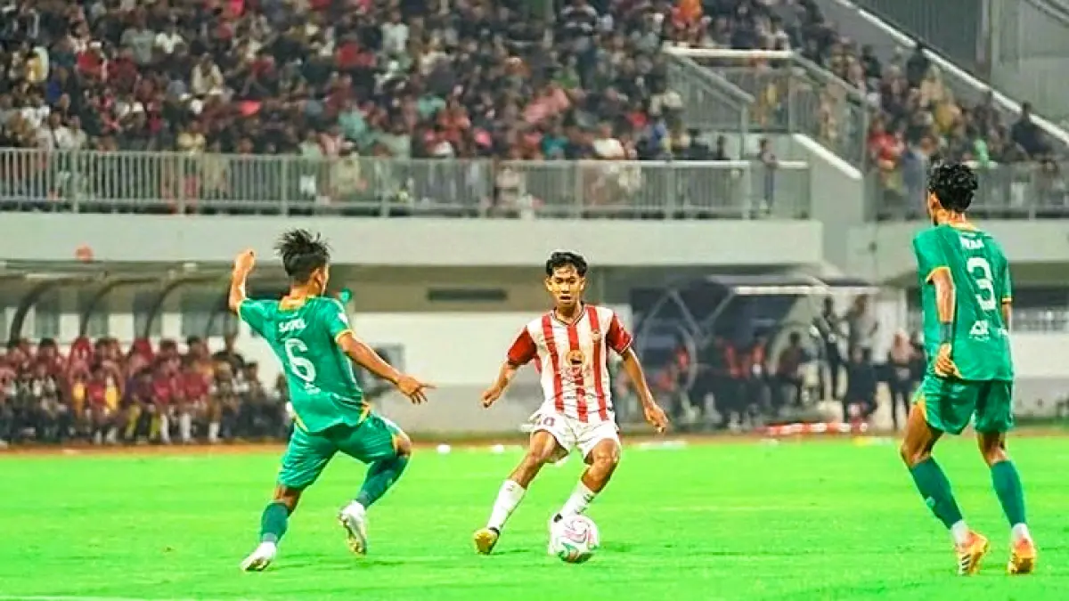 ADU SKILL: Pemain Persepam Fahri MR dihadang pemain Pasuruan United di laga final, Minggu (15/2).