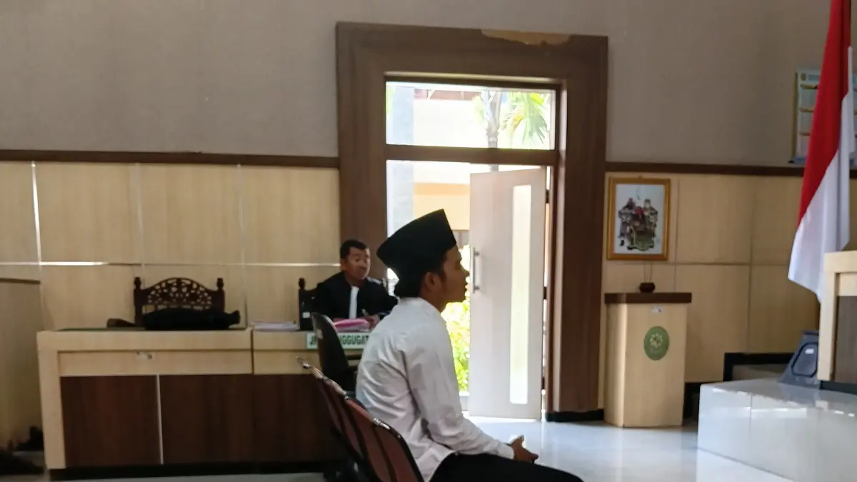 BERI KESAKSIAN: Terdakwa Moh. Ribut memberikan keterangan di Pengadilan Negeri Pamekasan, Rabu (1/4) sore.
