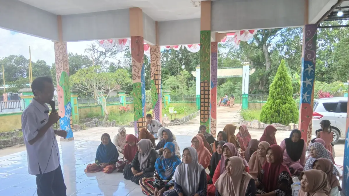 BERINTEGRITAS: Timkab PKH Pamekasan melakukan sosialisasi kepada KPM di Kecamatan Pakong beberapa waktu lalu.