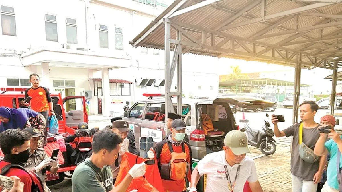 DIEVAKUASI: Tim gabungan saat mengevakuasi jenazah Mohammad Ibrahim ke RSUD Syamrabu Bangkalan pada Rabu (1/4). (VIVIN AGUSTIN HARTONO/JPRM)