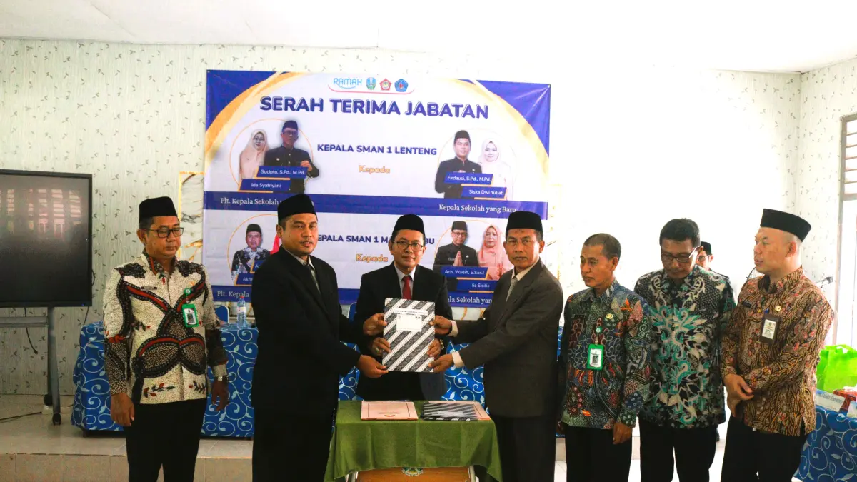 FOKUS: Sucipto (empat dari kiri) saat menyerahkan estafet kepemimpinan secara simbolis ke Kepala SMAN 1 Lenteng yang baru, Firdausi, di halaman sekolah, Jumat (3/4).