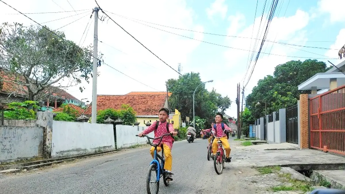 GENERASI EMAS: Siswa SDN Mlajah 2 pulang sekolah di Jalan Nusa Indah, Kelurahan Mlajah, Kecamatan Kota Bangkalan, Kamis (2/4). (VIVIN AGUSTIN HARTONO/JPRM)