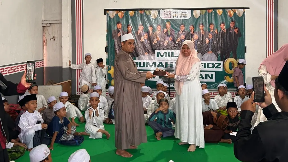 MERIAH: Pengasuh Yayasan Rumah Tahfidz Ar Rahman Rachman Setiadi merayakan milad ke-9 di Rumah Tahfidz Ar Rahman, Jalan Kramat Agung No.1, Kelurahan Rong Tengah, Kecamatan/Kabupaten Sampang, Kamis (2/4).