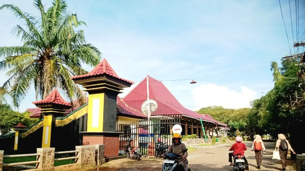 PEGAWAI: ASN keluar kompleks kantor Pemkab Bangkalan Kamis (2/4). (YUSRIL DENNY MAHENDARTO/JPRM)