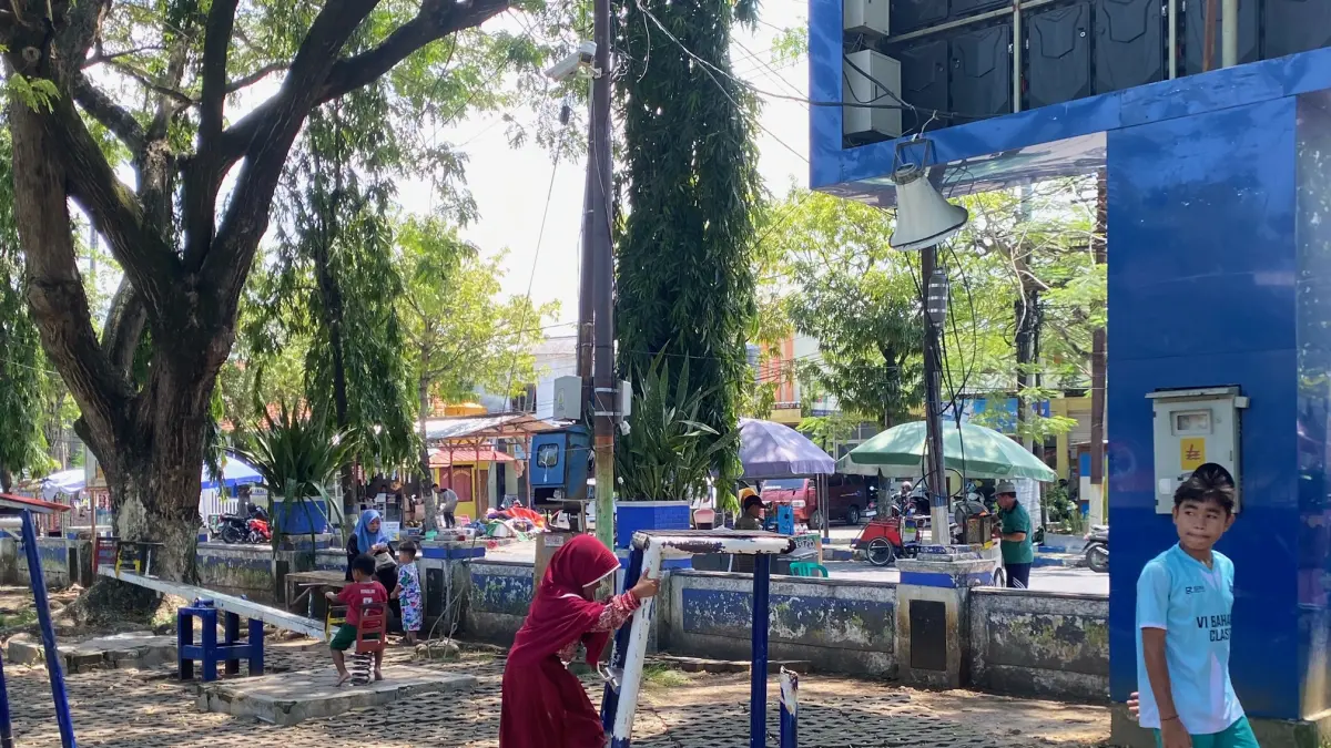RUSAK: Anak menikmati fasilitas bermain di Taman Bunga Sampang, Selasa (2/4).&nbsp;