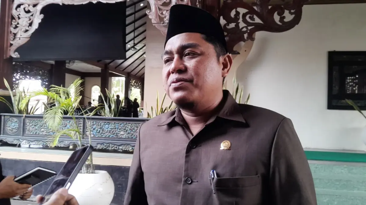 TEGAS: Ketua DPRD Pamekasan Ali Masykur saat doorstop dengan awak media di Pendopo Ronggosukowati, Rabu (1/4).