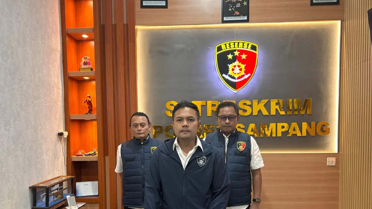 TEGAS: PS Kasatreskrim Polres Sampang Iptu Nur Fajri Alim saat ditemui di ruang kerjanya, Rabu (1/4).