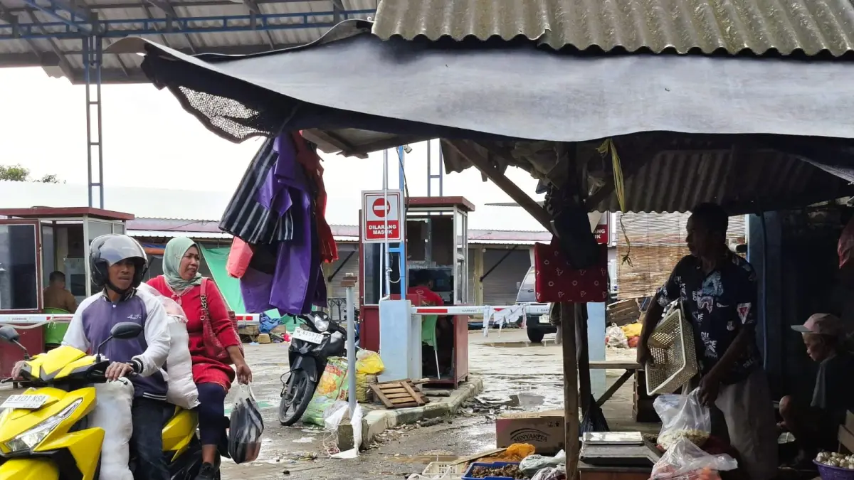 USAHA: Pedagang tengah menjaga barang dagangannya di Pasar Anom Baru Sumenep, Senin (16/3).