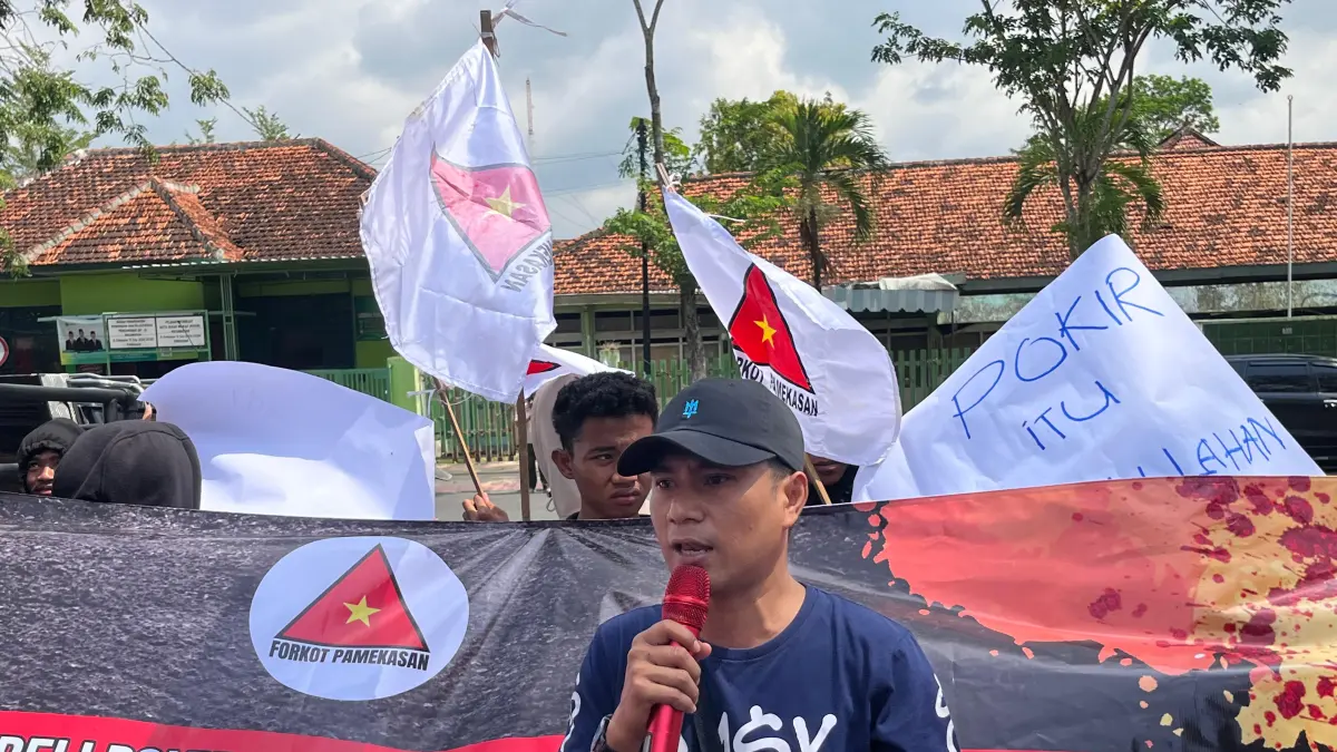 ASPIRASI: Ketua Forkot Pamekasan saat berdemo di Kantor DPRD Pamekasan, Kamis (5/2).