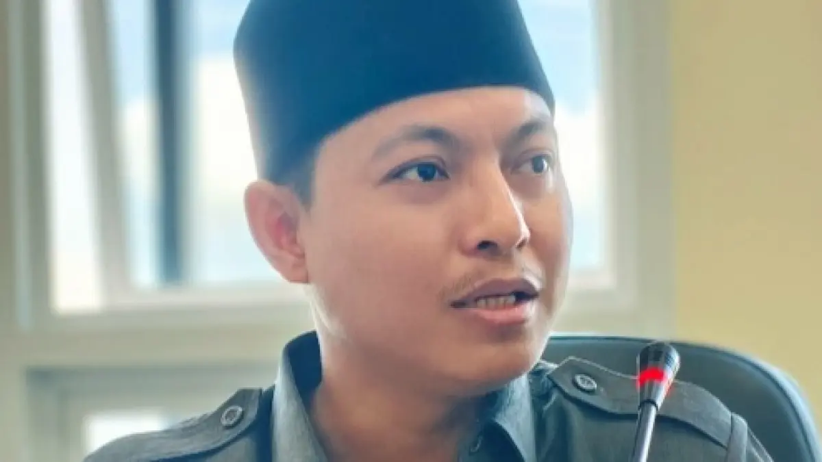 FOKUS: Ketua Fraksi PDI Perjuangan Hosnan mengikuti rapat di ruang Komisi I DPRD Sumenep, Rabu (7/1). (DPRD UNTUK JPRM)