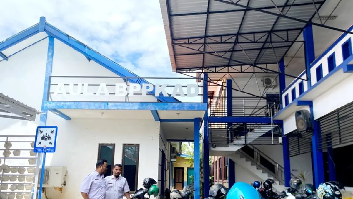 INSTANSI: Pegawai ASN saat berada di lingkungan kantor BPPKAD Rabu (4/3). (AYU LATIFAH/JPRM)