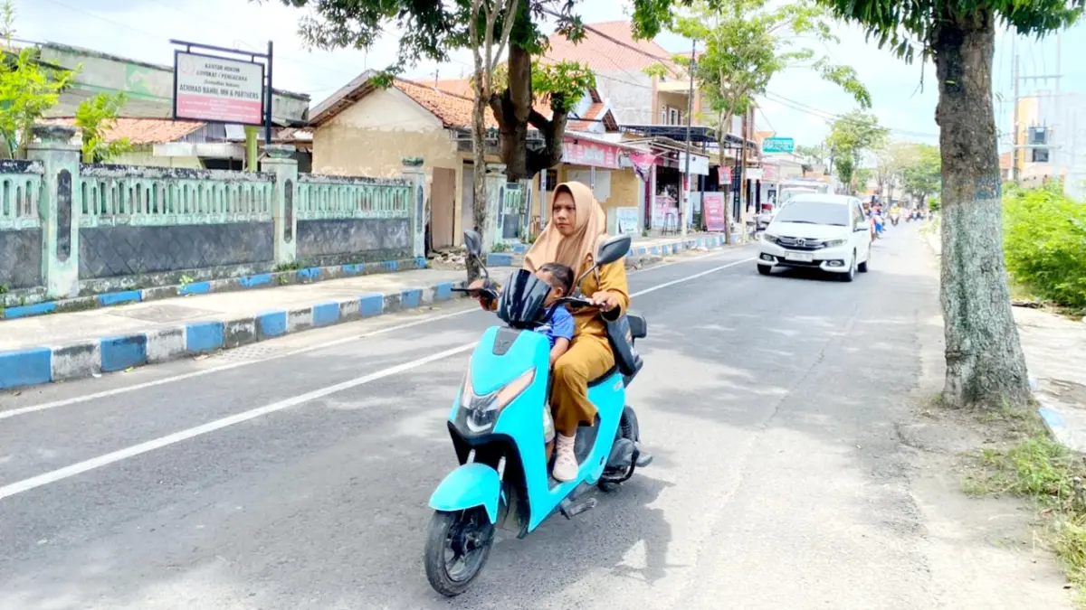 KEPEGAWAIAN: Seorang ASN menggunakan sepeda listrik di Jalan Imam Ghazali Selasa (31/3). (AYU LATIFAH/JPRM)
