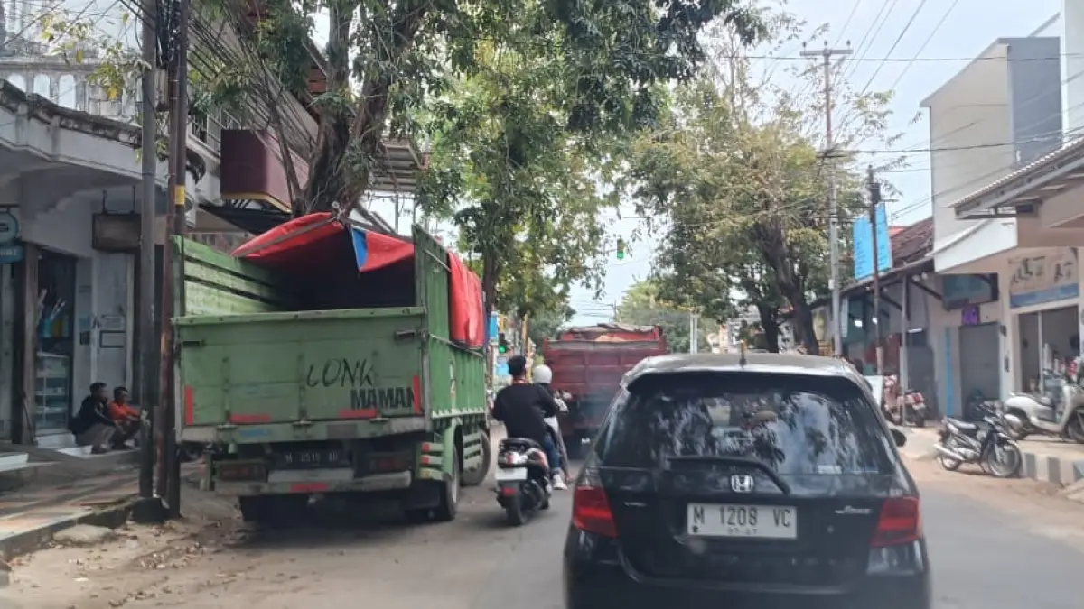 MELANGGAR: Satu unit truk bernomor polisi M 8518 AB parkir di depan toko tak jauh dari rambu larangan parkir Jalan Teuku Umar, Sumenep, Jumat (3/4).