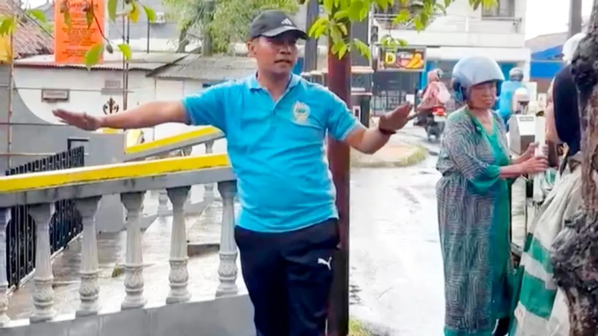 RESPONSIF: Bupati Bangkalan Lukman Hakim meninjau saluran di Kelurahan Kraton, Sabtu (4/4). (PROKOPIM UNTUK JPRM)
