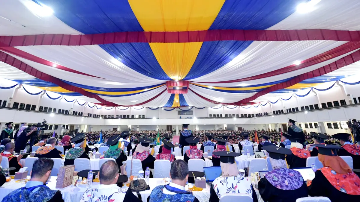 SUKSES: Ratusan wisudawan dan tamu undangan tengah mengikuti proses wisuda ke-41 UTM. (UTM UNTUK JPRM)