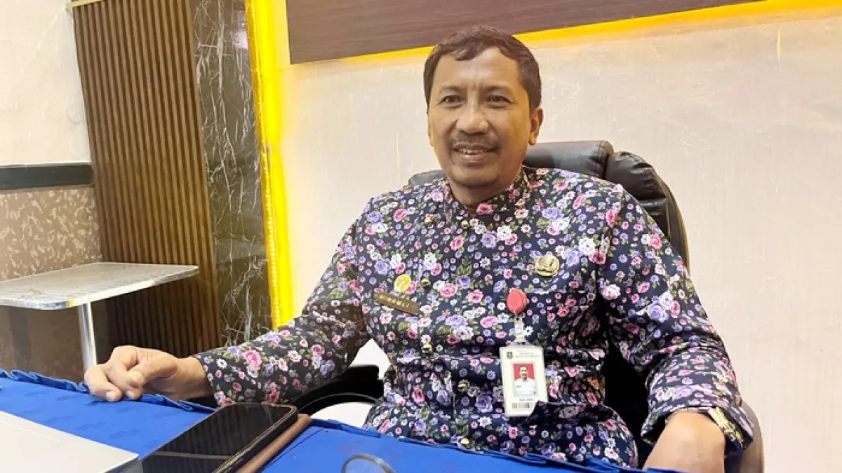 BERDINAS: Kepala DKUPP Sumenep Moh. Ramli saat ditemui di ruangannya. (MOH. IQBAL/JPRM)
